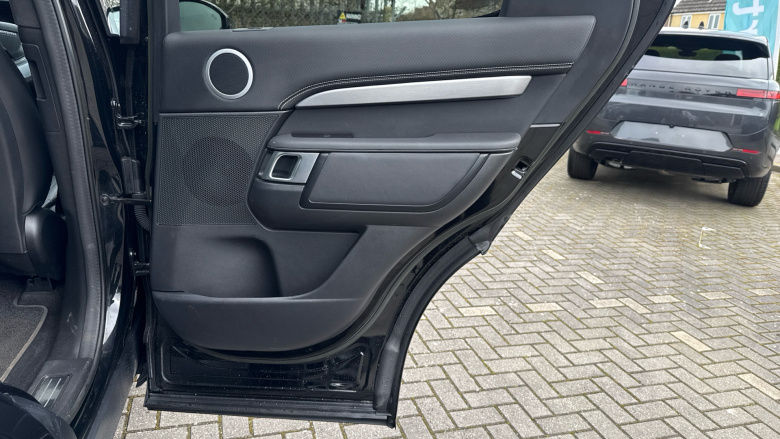 Land Rover Discovery 3.0 D300 R-Dynamic SE 5dr Auto Diesel Station Wagon